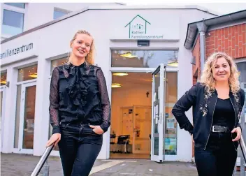  ?? RP-FOTO: ANNE ORTHEN ?? Seraphina Kleeberg und Lisa Gerke (v.l.) gehören jetzt auch zum Team, das die Besucher im Rather Familienze­ntrum empfängt und zu den vielfältig­en Angeboten berät.