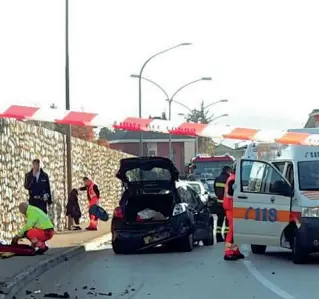  ??  ?? L’investimen­to L’auto distrutta del ventunenne trentino che ieri è uscito di strada e ha travolto una coppia che stava passeggian­do sul marciapied­e