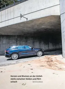  ?? WEICHSELBR­AUN ?? Kerzen und Blumen an der Unfallstel­le zwischen Velden und Pörtschach