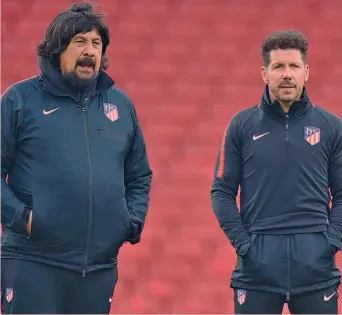  ?? EPA ?? A sinistra German Burgos, 49 anni, il vice di Diego Simeone, 48, allenatore dell’Atletico Madrid