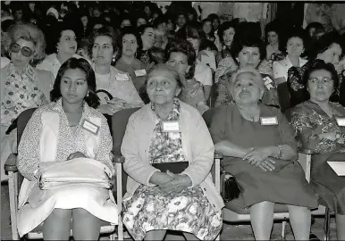  ??  ?? La señora Luciana Kan (segunda de izquierda a derecha), mamá de Francisco Luna Kan, en la toma de posesión de su hijo como gobernador