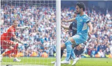  ?? FOTO: DARREN STAPLES/ IMAGO ?? Ilkay Gündogan (re.) sicherte Manchester City den Titel.