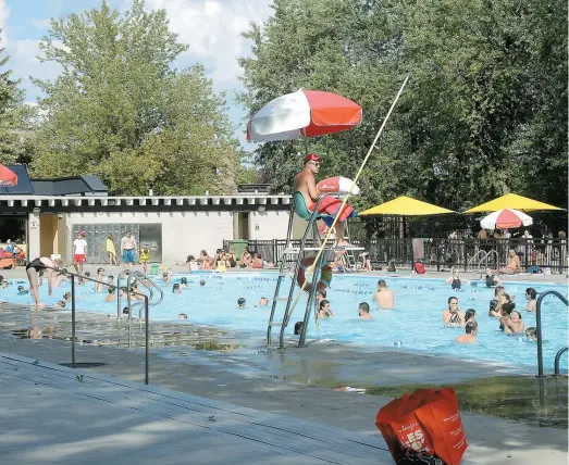  ??  ?? La piscine Laurier était toujours très populaire auprès des gens de tous âges hier malgré le début des cours pour plusieurs.