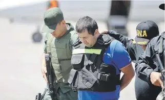  ??  ?? DANIEL “El Loco” Barrera, mientras era escoltado por las autoridade­s de Venezuela.