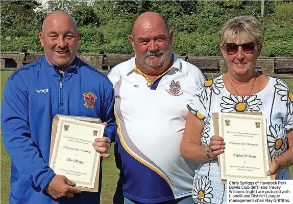  ?? ?? Chris Spriggs of Havelock Park Bowls Club (left) and Tracey Williams (right) are pictured with Llanelli and District League management chair Ray Griffiths.