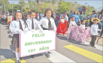  ??  ?? Alumnos florideños desfilaron en homenaje a la ciudad que recordará 137 años de fundación el miércoles próximo.