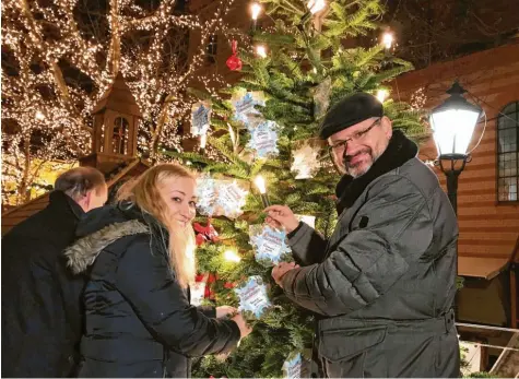  ?? Foto: Sabine Roth ?? Cristina Jäckle und Daniel Schindler haben den Friedberge­r Wunschbaum ins Leben gerufen. Sie schmücken ihn mit den Wünschen der Menschen unserer Seniorenhe­ime, die man nun erfüllen darf.