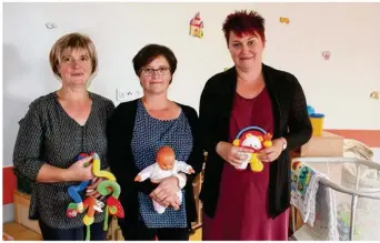  ??  ?? Valérie Quennevill­e et Corinne Couprit avec, au centre, leur nouvelle collègue Nathalie Leroy.