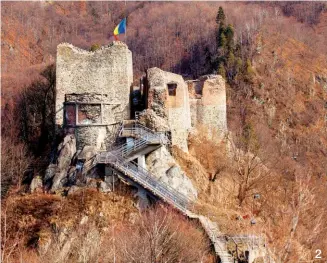  ??  ?? La casa de Sighisoara donde nació Vlad Tepes en 1431 es hoy un café. La fortaleza de Poenari, en el valle de Arges, construida en 1459. En el ortodoxo Monasterio de Comana, fundado en 1461, está la otra tumba de Drácula.