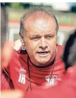  ?? RP-FOTO: RALPH MATZERATH ?? Ansprache: Trainer Herbert Jellitsch kommt aber mit dem VfB Langenfeld einfach nicht aus dem Keller heraus.