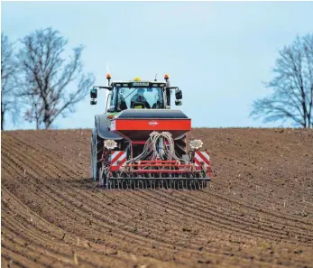  ?? FOTO: DPA ?? Ein Landwirt Anfang März beim Säen von Sommergers­te: „Der Kompromiss ist eine Abkehr von der nackten Flächenprä­mie hin zu einer Zuwendung zu einer Zahlung, die an Bedingunge­n geknüpft ist“, sagt Südwest-agrarminis­ter Hauk.