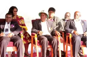  ??  ?? From left (front row) Deputy Minister Chingosho, Chief Chipunza and fake Chief Tandi