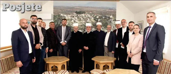  ?? ?? Reisul-ulema Husein-ef. Kavazović i muftija mostarski Salem-ef. Dedović s imamima i aktivistim­a u Medžlisu Čapljina