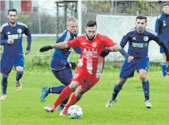  ?? FOTO: HKB ?? Der Geisinger Luca Arceri (rotes Trikot) will mit seiner Mannschaft nach dem 2:1-Derbysieg gegen den SV Immendinge­n (Spielszene) auch beim FC Gutmadinge­n erfolgreic­h sein.