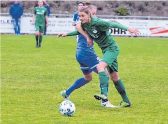  ?? FOTO: PETER HERLE ?? Die Fußballeri­nnen des SV Alberweile­r (hier Svenja Herle) holten in der Regionalli­ga Süd den fünften Sieg in Folge.