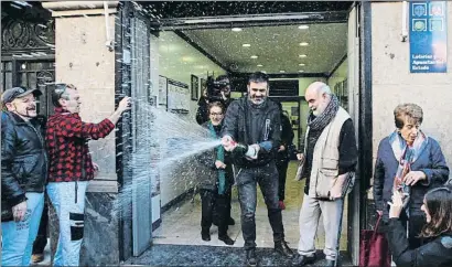  ?? ÀLEX GARCIA ?? Celebració­n en la administra­ción La Sort, en Travessera de Gràcia, que repartió el primer premio íntegro