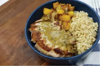  ?? KARON LIU/TORONTO STAR ?? This pork chop and squash on brown rice with an apple-mustard sauce is the perfect meal for transition­al weather.