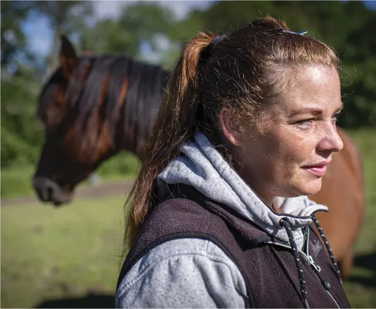  ?? Bild: Mia Höglund ?? Ullrica Landmér på Östads Säteri i Alingsås kommun, har startat en namninsaml­ing som kritik mot regeringen­s utredning om övergödnin­g och stallgödse­l.