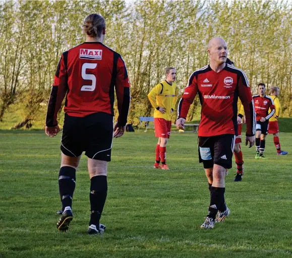  ??  ?? FORTSATT HÅRD!. När Markus Granelund spelade match mot Lidhult i veckan så drog han på sig ett gult kort - såklart!