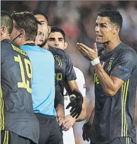  ?? FOTO: GYI ?? Cristiano Ronaldo protesta la roja Fue la primera en sus 156 partidos de Champions