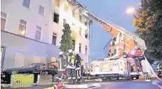  ?? FOTO: PATRICK SCHUELLER ?? Mit zwei Drehleiter­n rettete die Feuerwehr neun Menschen – darunter einen Säugling – aus dem brennenden Haus in Oberbilk.