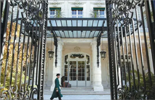  ??  ?? The entrance of Shangri-La Hotel Paris welcomes guests with Rococo-style ambience.