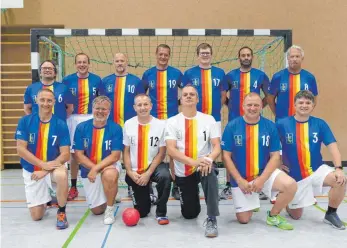  ?? FOTO: TSV ?? Dem Revival-Team gehören bislang diese Männer an. Hintere Reihe von links: Marco Mangold, Markus Dürner, Horst Schiele, Marco Tauber, Michael Bohnaker, Johannes Schwenk und Andreas Bückle. Vordere Reihe von links: Ralf Schiele, Armin Kirsamer, Steffen Seibold, Bernd Hiller, Andreas Lehner und Philip Napoleone.