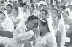  ?? (ALEX BADAYOS) ?? MASS WEDDING. Nagsaw-anay sa pan silang Carlo Caday, 24, ug Michelle Bacarro, 18, maoy labing batan-on nga nagpakasal sa mass wedding nga gipahigayo­n sa kagamhanan sa dakbayan sa Naga kagahapon nga ang kalihokan lakip sa ilang pagsaulog sa ika-9 nga...