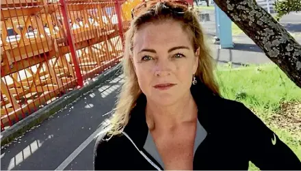  ?? MARY FITZGERALD/FAIRFAX NZ ?? Stuff reporter Mary Fitzgerald says the Beach Rd cycleway signage needs improvemen­t.