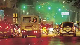  ?? MIGUEL DE GUZMAN ?? Motorists cross the intersecti­on of Katigbak street and Bonifacio Drive in Manila on the night of July 23. The city government has implemente­d a no-contact apprehensi­on policy amid concerns of motorists over the policy’s flaws.