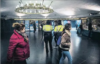  ?? LLIBERT TEIXIDÓ ?? Una patrulla recorre el subsòl de la plaça Catalunya per foragitar els venedors ambulants