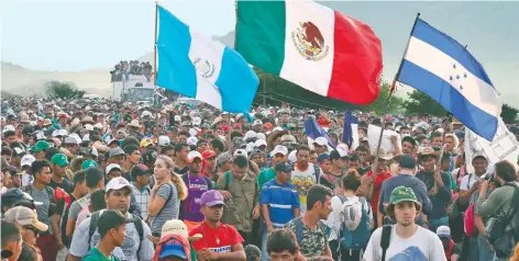  ??  ?? En el camino hacia Tapanatepe­c, Oaxaca, la caravana fue intercepta­da por policías federales, pero tras dialogar con diferentes autoridade­s, les abrieron el paso.