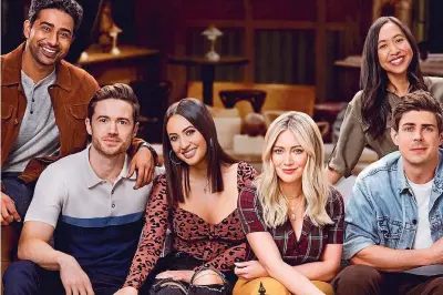  ?? ?? Insieme Hilary Duff (quarta da sinistra), 34 anni, nei panni di Sophie, la protagonis­ta della nuova serie disponibil­e su Disney+