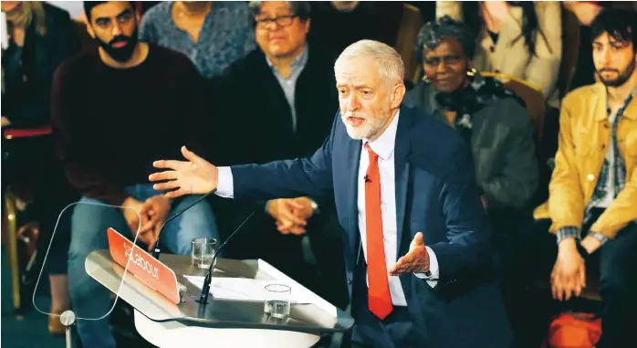  ?? FOTO: AP ?? Ledare i motvind. Brittiska Labour och dess ledare Jeremy Corbyn har motvind inför nyvalet den 8 juni, med usla opinionssi­ffror och stor splittring.