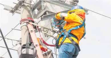  ??  ?? PREVISIÓN. En el tercer y último trimestre del año se estima que la demanda de energía bajará si persiste el toque de queda.