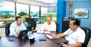  ??  ?? REFORMAS. Jesús Mejía, gerente de la Enee, y Roberto Ordóñez, secretario de Energía, detallaron las medidas que se aplicarán para reformar el sistema energético del país.