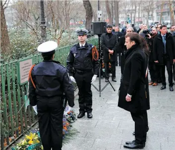  ??  ?? Le président français, Emmanuel Macron, et la mairesse de Paris, Anne Hidalgo, se sont entre autres recueillis devant la plaque en mémoire du policier Ahmed Merabet, tué alors qu’il tentait de stopper les auteurs de l’attentat de Charlie Hebdo. PHOTO AFP