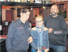  ?? FOTO: PRIVAT ?? Leib &amp; Seele-Wirt Vincze Juhas (links) freut sich mit Silke Stanienda und Lothar Schiele vom Segeltaxi über den Erfolg der Geburtstag­sfeier des Restaurant­s. 1500 Euro gehen aus dem Erlös und Spenden der Gäste an das Segeltaxi.