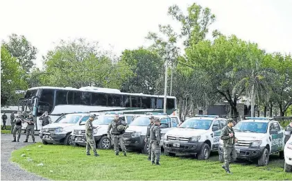  ?? JUAN JOSE GARCIA ?? Más gendarmes. Siguen llegando los refuerzos a Rosario para la lucha contra los narcos.