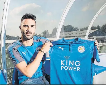  ?? FOTO: LEICESTER ?? Vicente Iborra posa con la camiseta del Leicester A sus 29 años, el medio valenciano ficha hasta 2021 por el campeón inglés de 2016