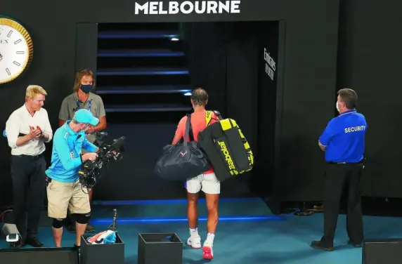  ?? REUTERS ?? Nadal abandona la Rod Laver Arena después de caer ante Tsitsipas