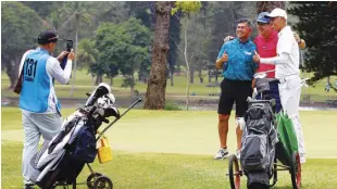  ?? ROY DOMINGO ?? PLAYERS from Team Luisita have their photo taken at Del Monte Golf and Country Club’s No. 18 during a practice round ahead of senior play Tuesday in Bukidnon.