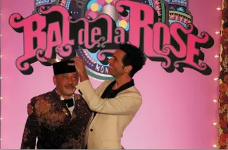  ?? (Photos Cyril Dodergny) ?? Sur le tapis rouge hier soir, le créateur Christian Louboutin a pris la pose, ici aux côtés du chanteur Mika, dans les décors de ce deuxième Bal de la Rose auquel il donne son style.