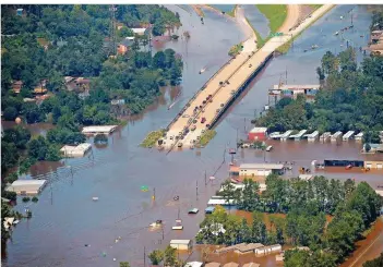  ?? FOTO: OLSON/AFP ?? Land unter: Hurrikan „Harvey“hat in Houston und Umgebung rund 100 000 Häuser überflutet. Der Sturm richtete seit Sonntag in Texas und Louisiana verheerend­e Schäden an. Wie viele Todesopfer es gab, ist noch unklar.