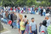  ?? REUTERS FILE ?? Cape town residents queue to collect water.