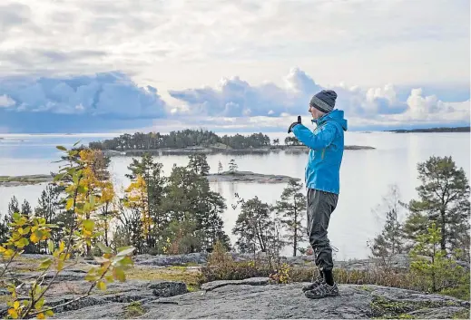  ?? FOTO: LINA ENLUND ?? IDYLLISKT. Utsikten från Rävberget i Kopparnäs är slående. Men Tapio Lepikkö ser många andra vackra helheter på friluftsom­rådet.