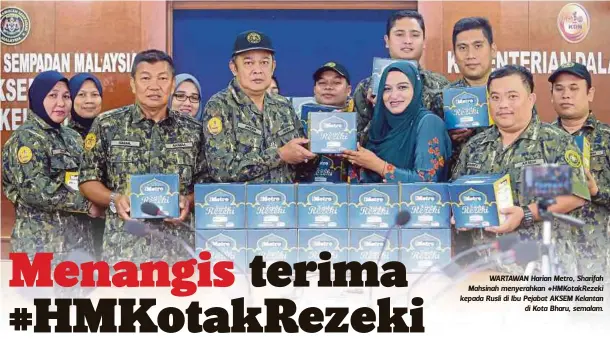  ?? di Kota Bharu, semalam. ?? WARTAWAN Harian Metro, Sharifah Mahsinah menyerahka­n #HMKotakRez­eki kepada Rusli di Ibu Pejabat AKSEM Kelantan