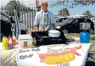  ?? Picture: MADELEINE CHAPUT ?? SIZZLING EFFORT: Dayne Kenny has been selling boerewors rolls at Spargs in Beacon Bay in an effort to raise funds for university costs.