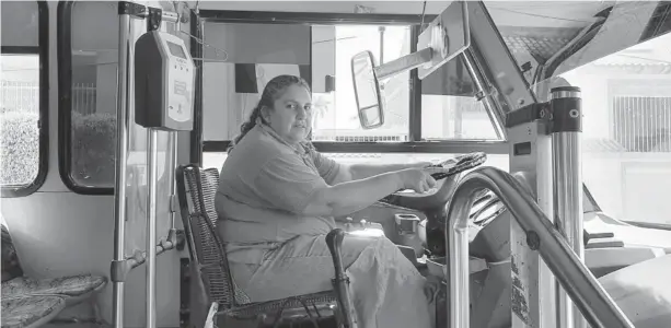  ?? FOTO: ROSARIO LÓPEZ ?? >Marbella García es la única mujer que conduce camiones urbanos en Guasave y lo hace desde 1994.