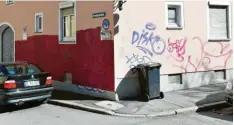  ?? Foto: Silvio Wyszengrad ?? Von Graffiti und roter Farbe verunstalt­et: Dieses Gebäude im Findelgäßc­hen an der Ecke zur Straße Vorderer Lech wurde mehrfach beschmiert.